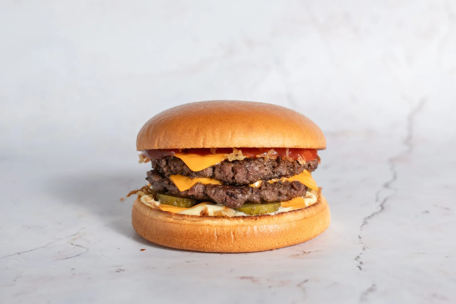 Americký double-cheeseburger